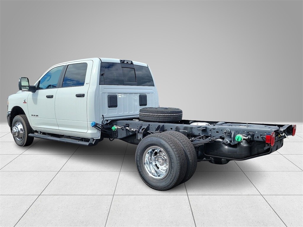 2024 Ram 3500 SLT photo 4