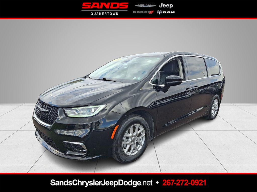 2024 Chrysler Pacifica Touring L's photo