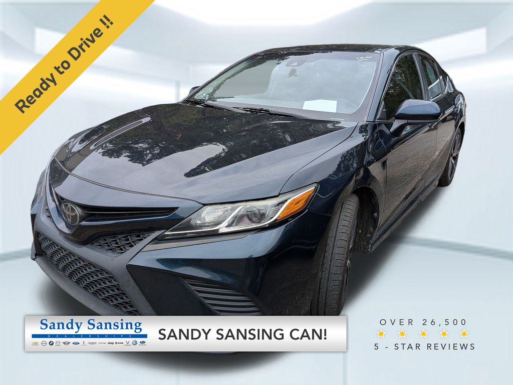 2020 Toyota Camry SE's photo