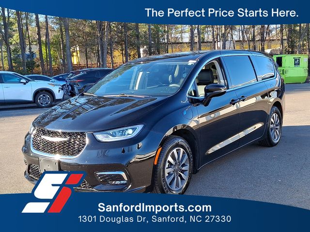 2024 Chrysler Pacifica Hybrid Select PHEV's photo
