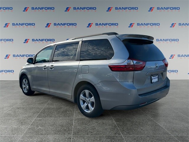 2017 Toyota Sienna L photo 2
