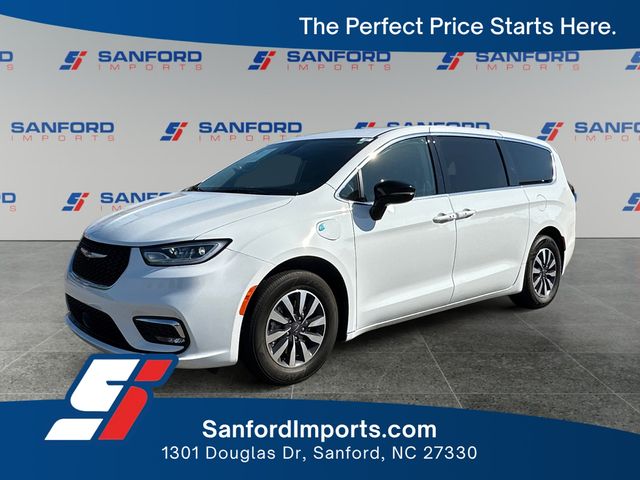 2024 Chrysler Pacifica Hybrid Select PHEV's photo