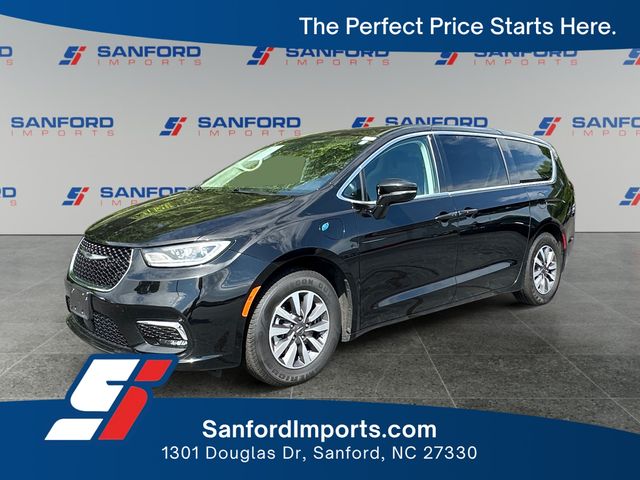 2024 Chrysler Pacifica Hybrid Select PHEV's photo