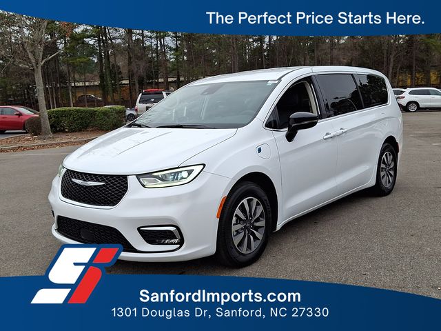 2024 Chrysler Pacifica Hybrid Select PHEV's photo