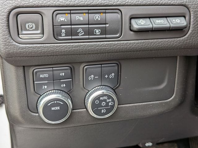 2023 GMC Yukon Denali - Photo 16