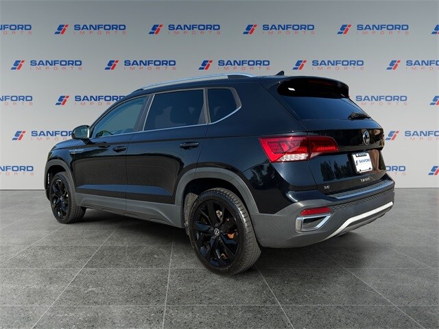 2022 Volkswagen Taos SE photo 2