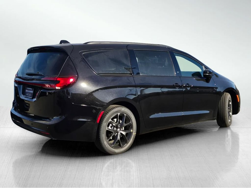 2026 Chrysler Pacifica photo 2
