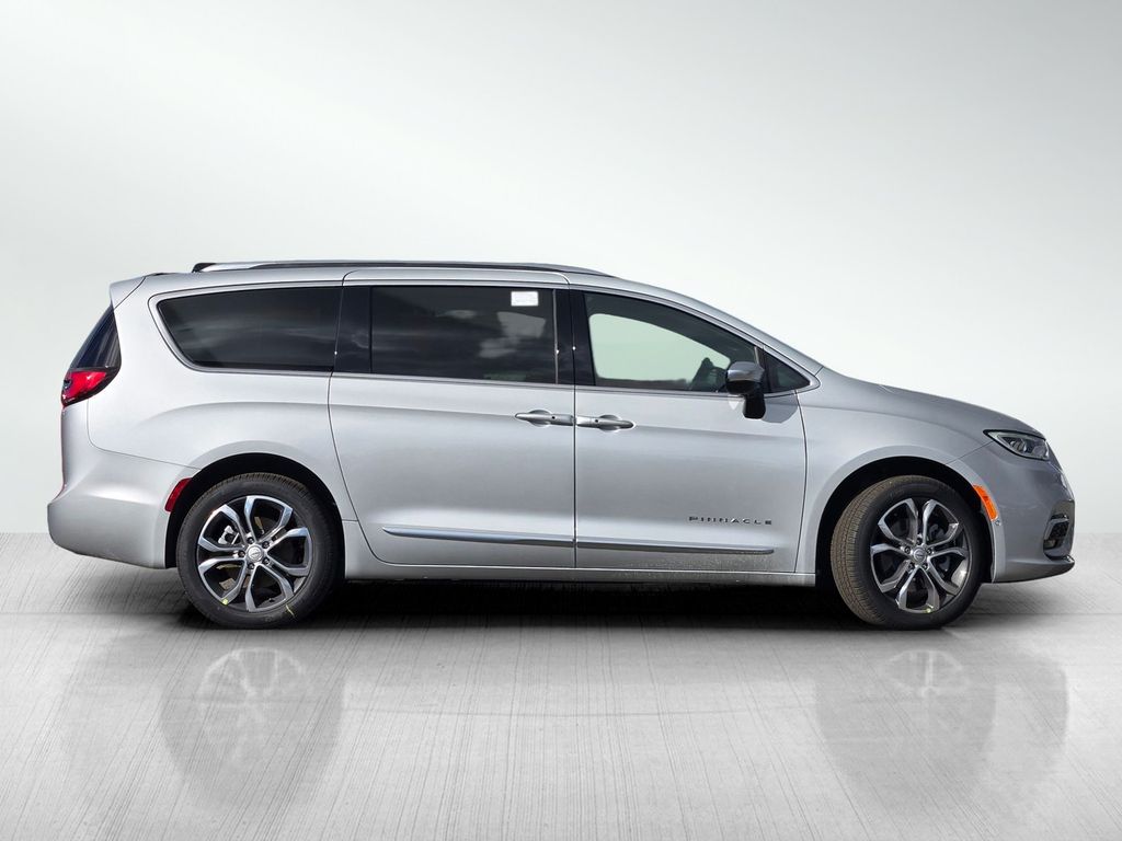2026 Chrysler Pacifica Pinnacle photo 3