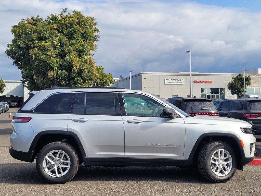 2025 Jeep Grand Cherokee Laredo X photo 4