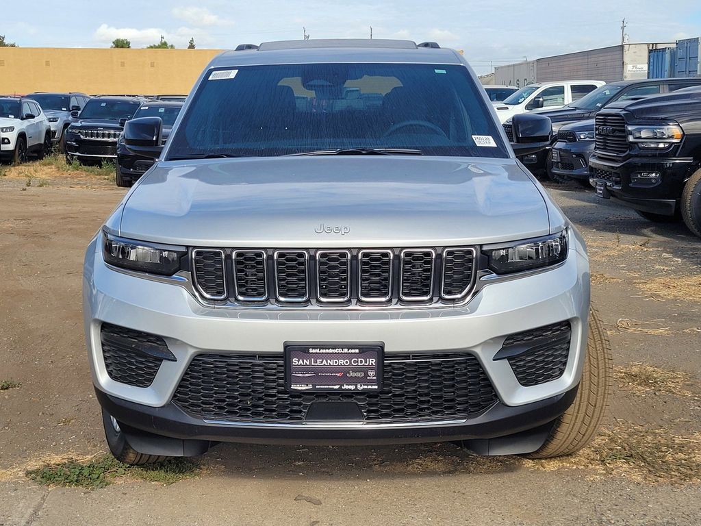 2025 Jeep Grand Cherokee Laredo X photo 3