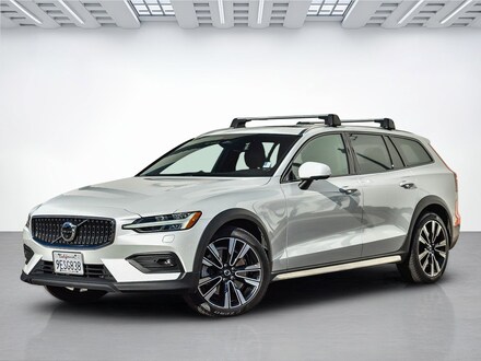 2023 Volvo V60 Cross Country B5 AWD Ultimate Wagon