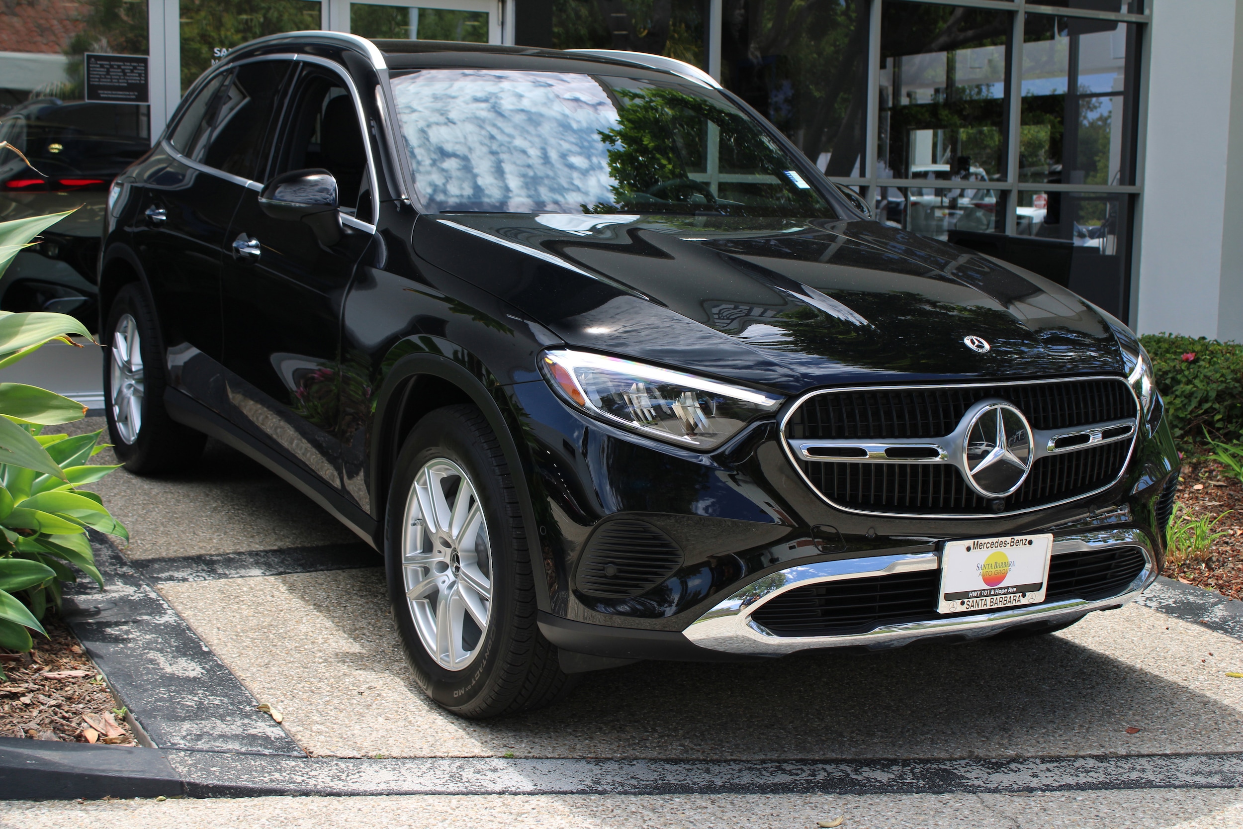 2025 Mercedes Benz GLC 300 photo 3