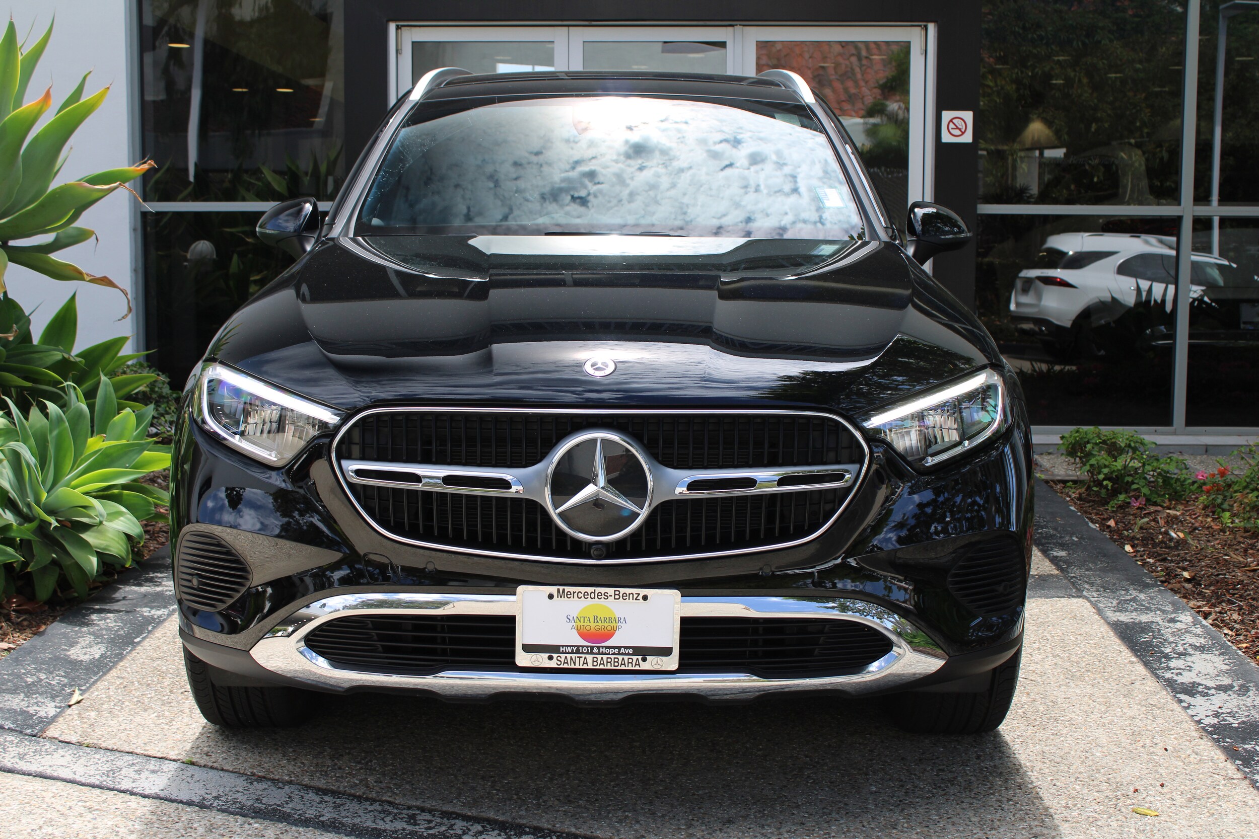 2025 Mercedes Benz GLC 300 photo 2