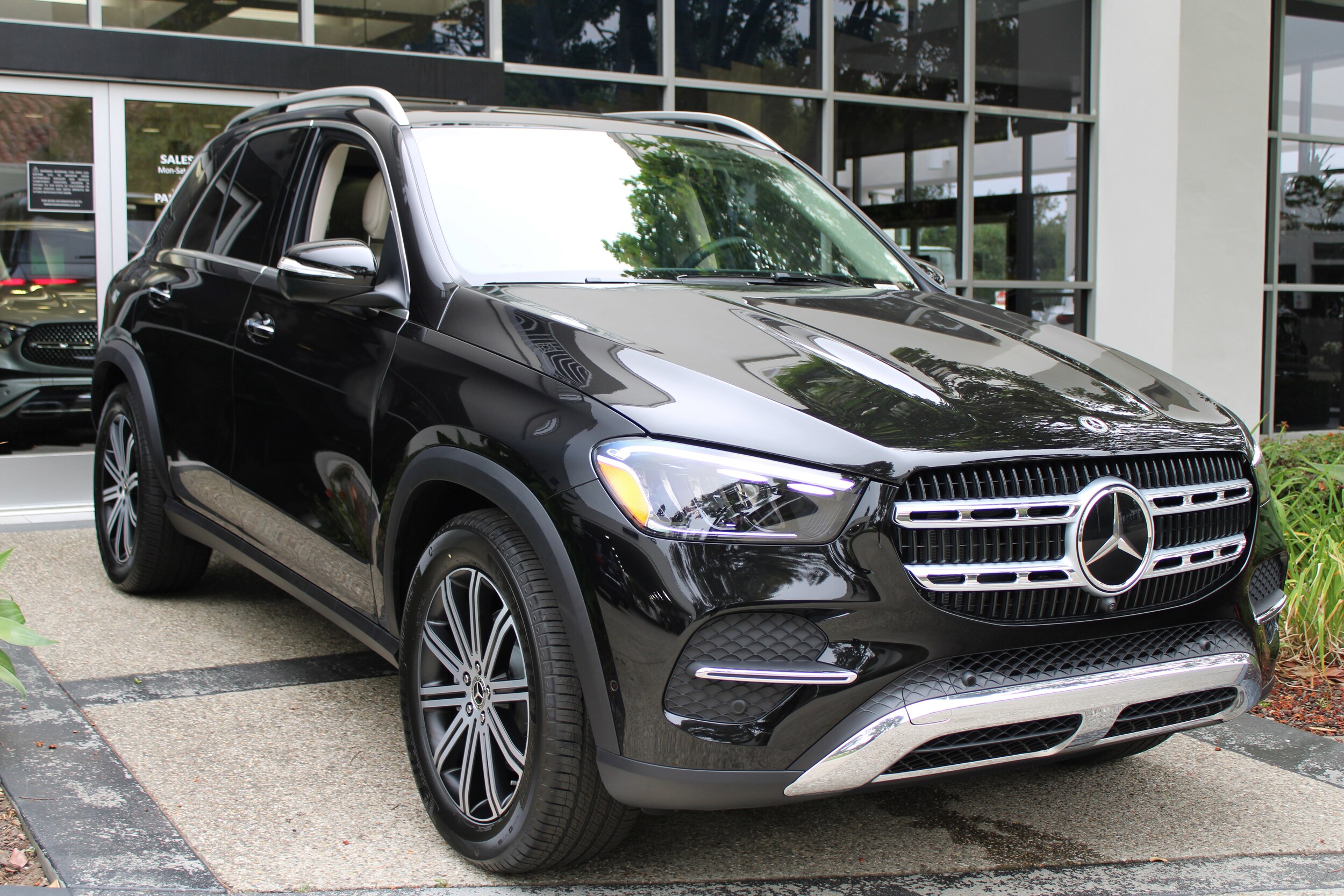 2025 Mercedes Benz GLE 350 4MATIC photo 2