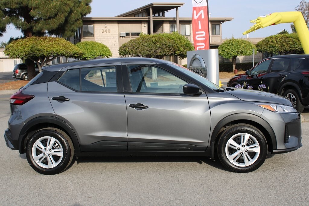 2025 Nissan Kicks Play S photo 4