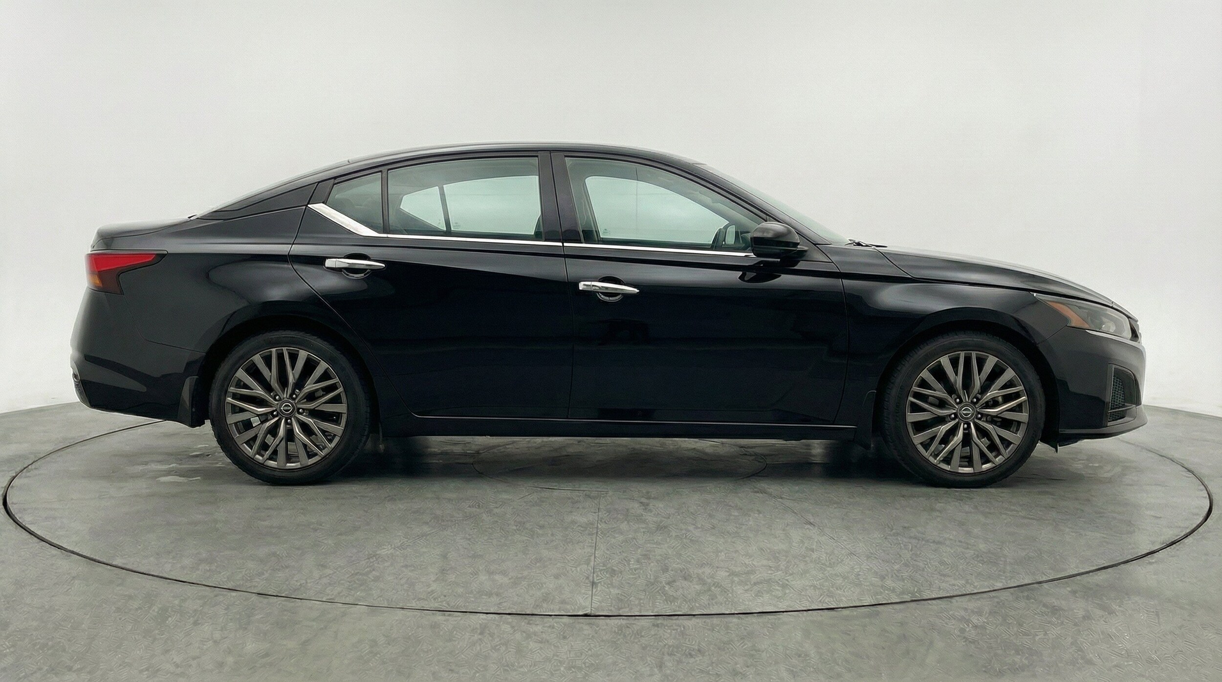 2025 Nissan Altima SV - Photo 10