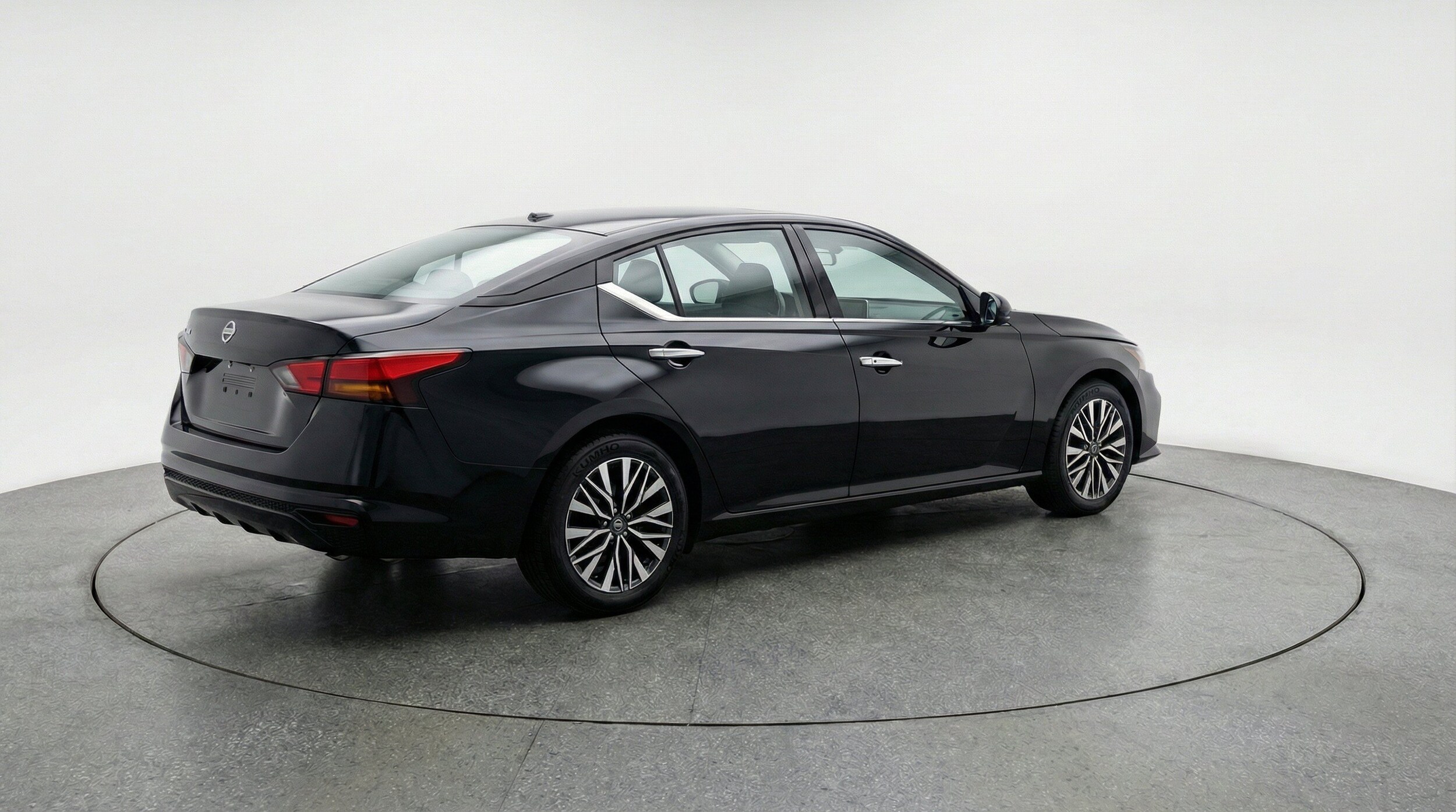 2025 Nissan Altima SV - Photo 9