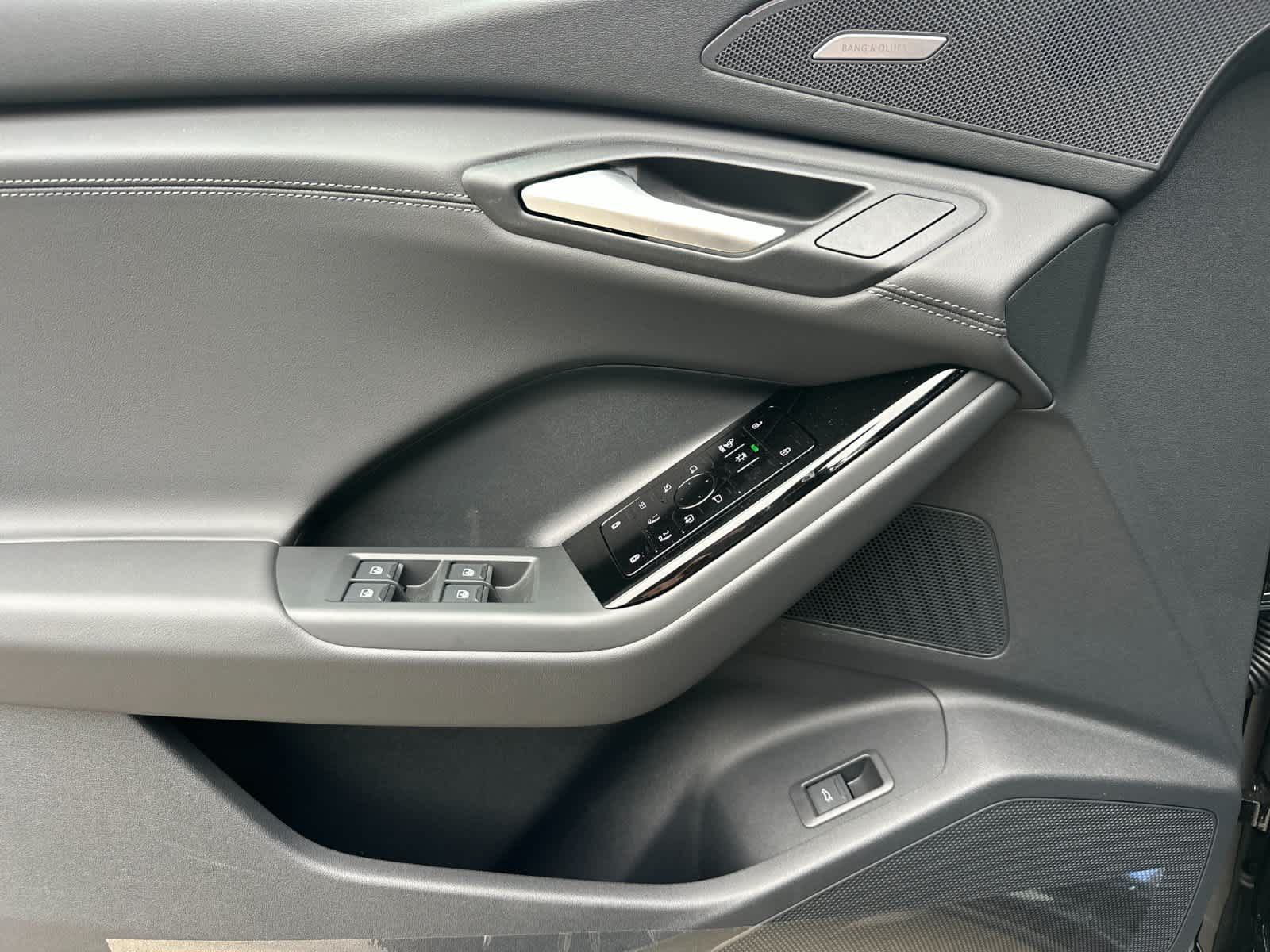 Thumbnail: 2025 Audi Q6 e-tron - 12