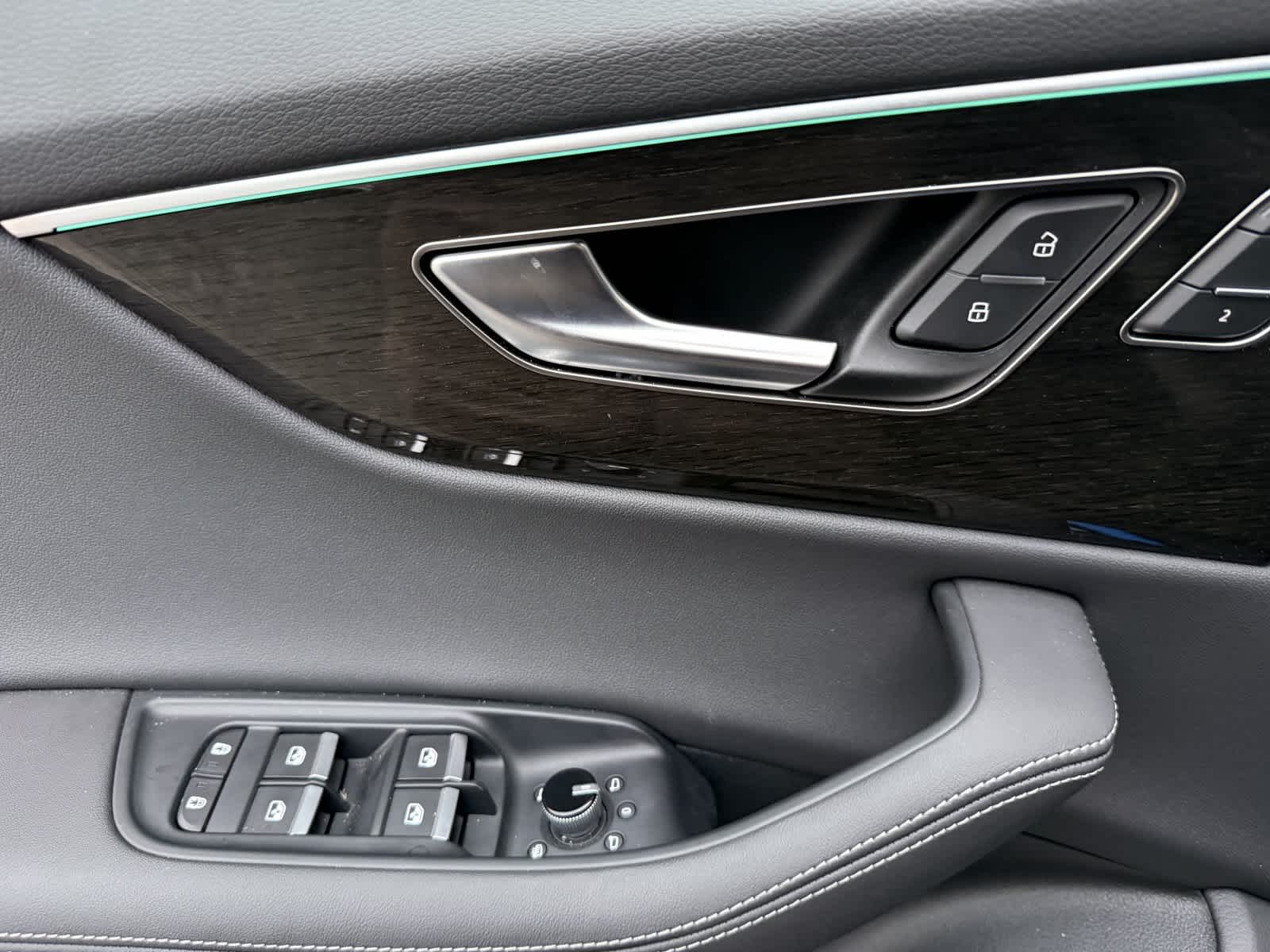 Thumbnail: 2025 Audi Q8 - 11