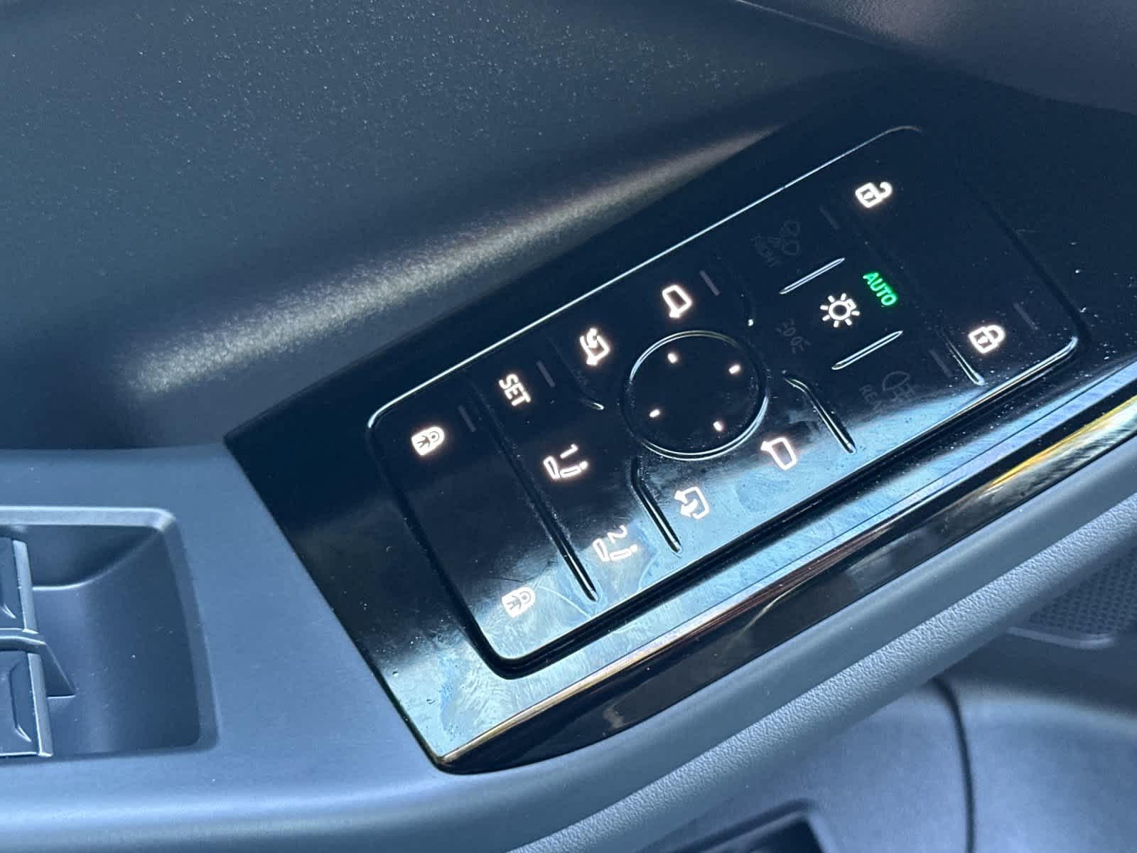 Thumbnail: 2025 Audi Q6 e-tron - 13