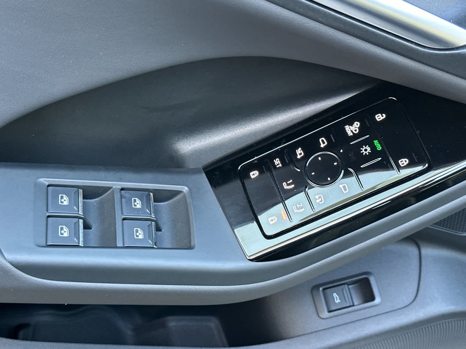 Thumbnail: 2025 Audi Q6 e-tron - 13