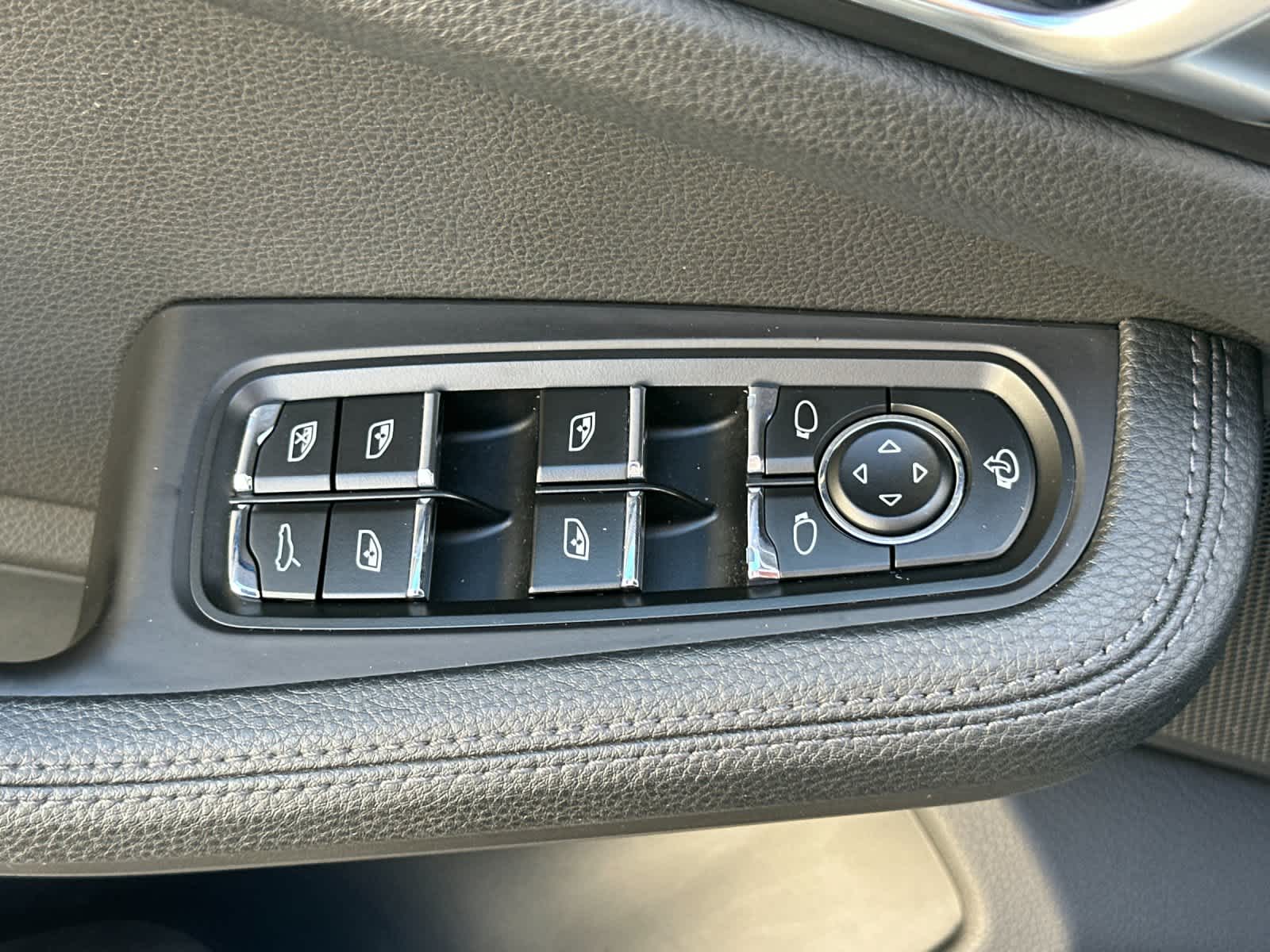 Thumbnail: 2022 Porsche Macan - 13