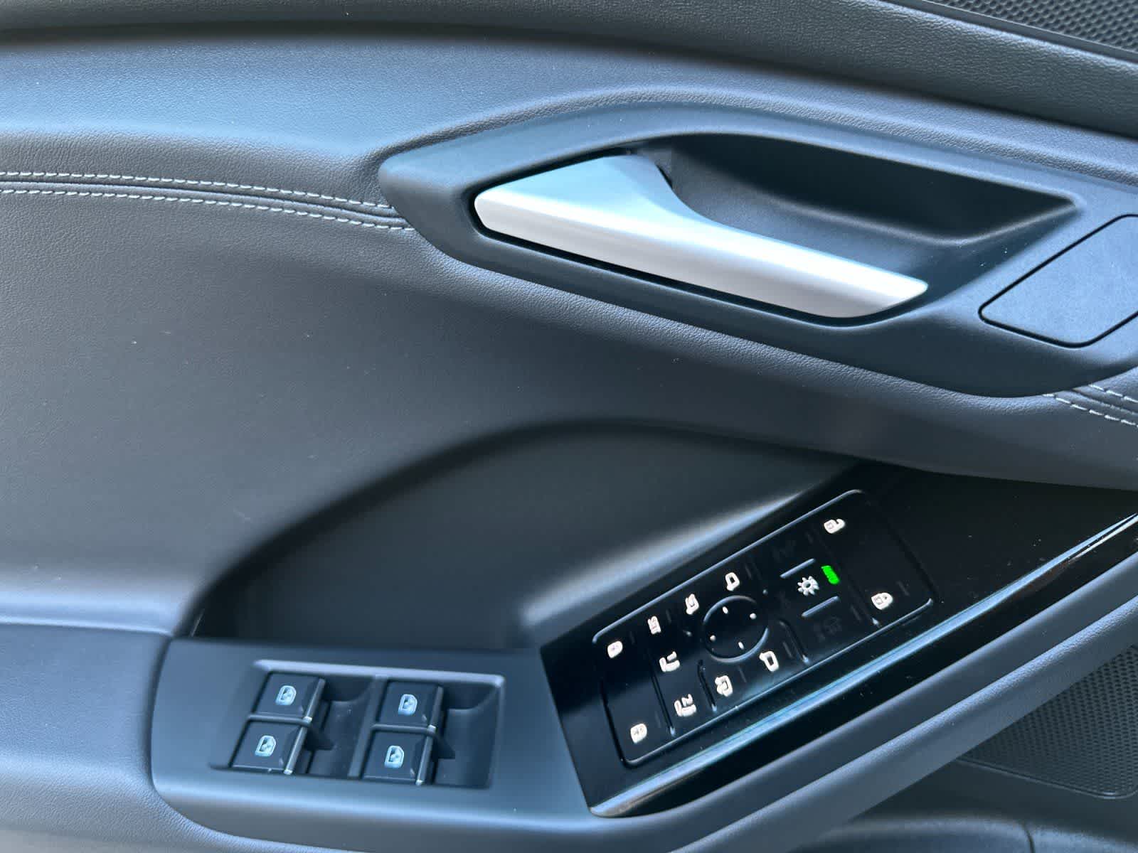 Thumbnail: 2025 Audi Q6 e-tron - 13