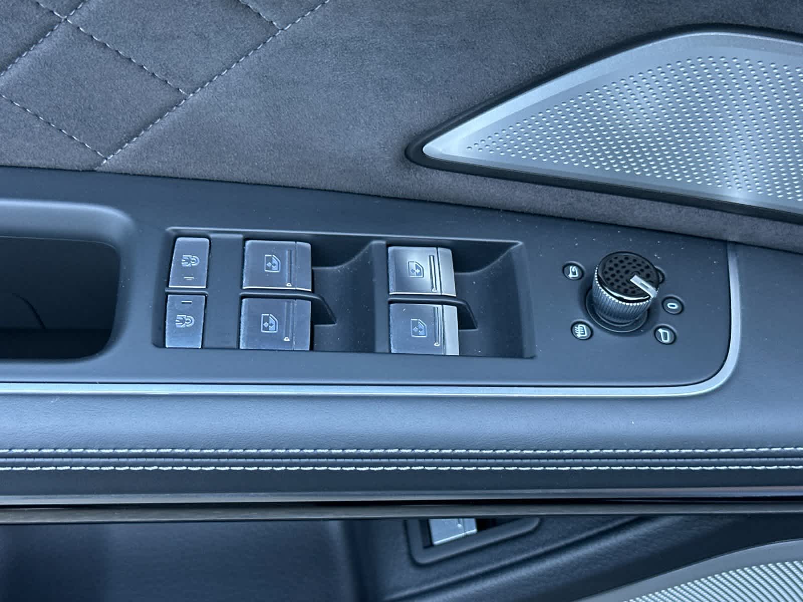 Thumbnail: 2024 Audi S8 - 13