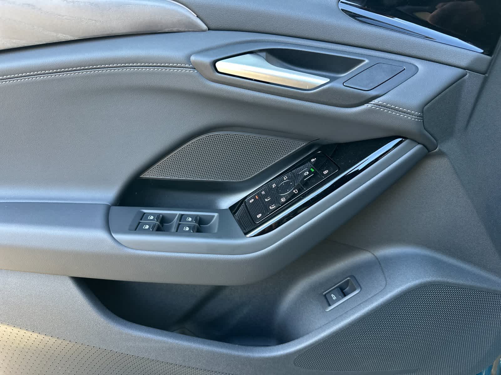 Thumbnail: 2025 Audi e-tron - 11