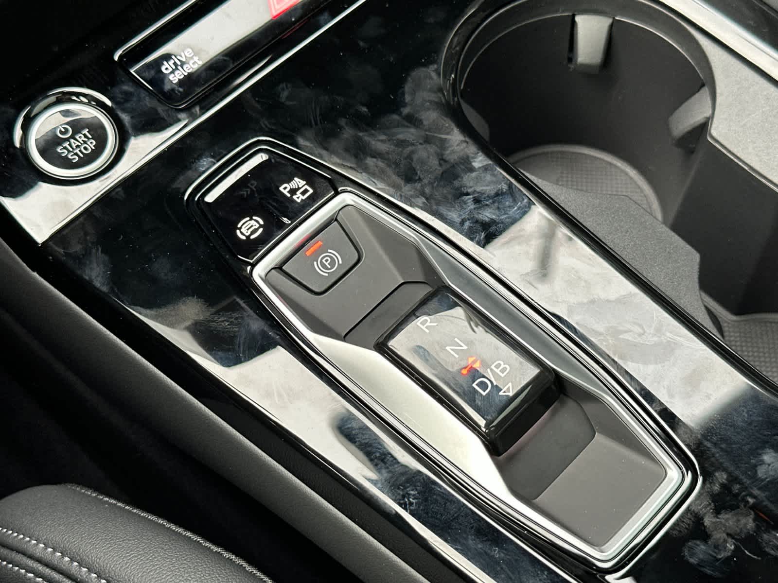 Thumbnail: 2025 Audi Q6 e-tron - 22