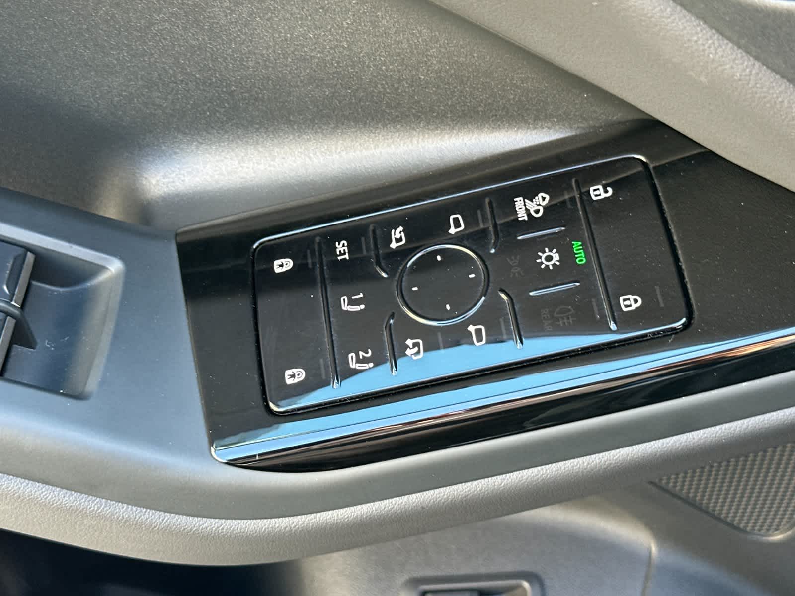 Thumbnail: 2025 Audi Q6 e-tron - 13