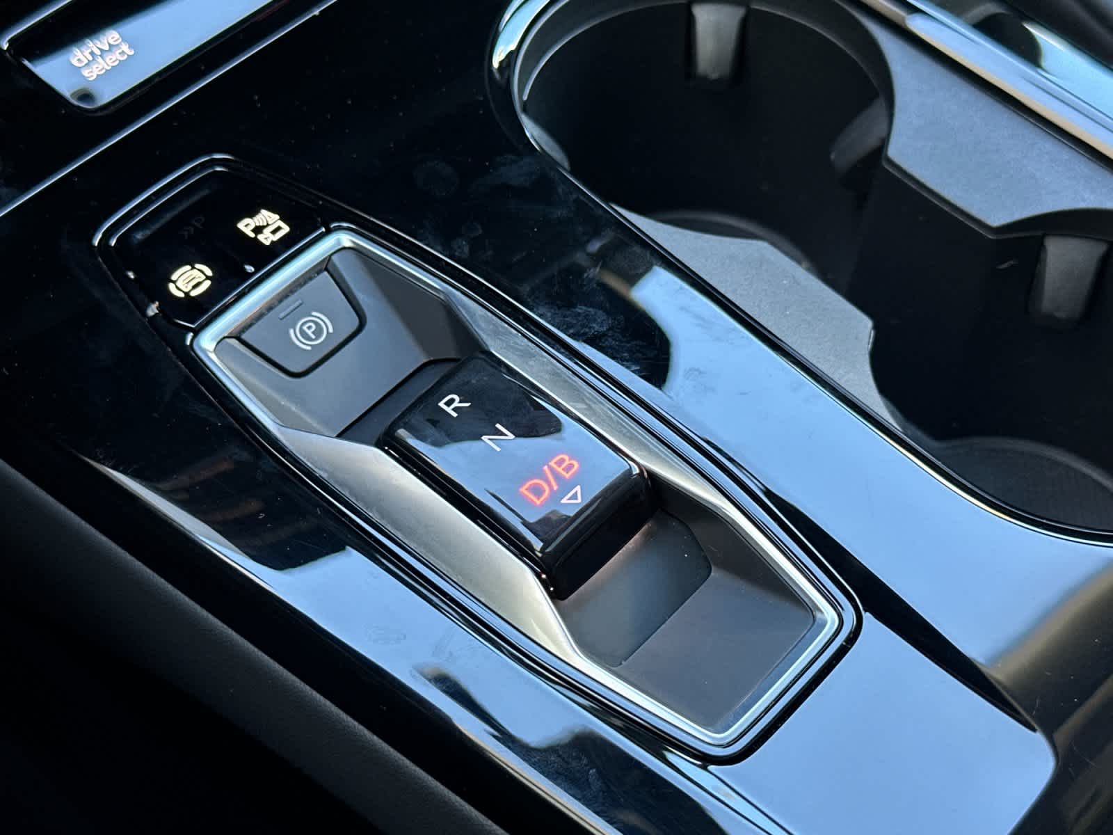 Thumbnail: 2025 Audi Q6 e-tron - 22