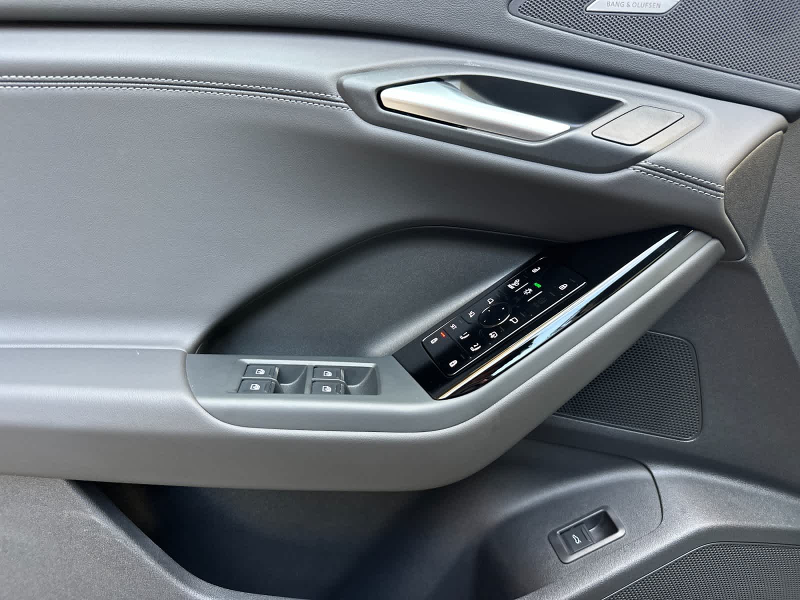 Thumbnail: 2025 Audi Q6 e-tron - 12