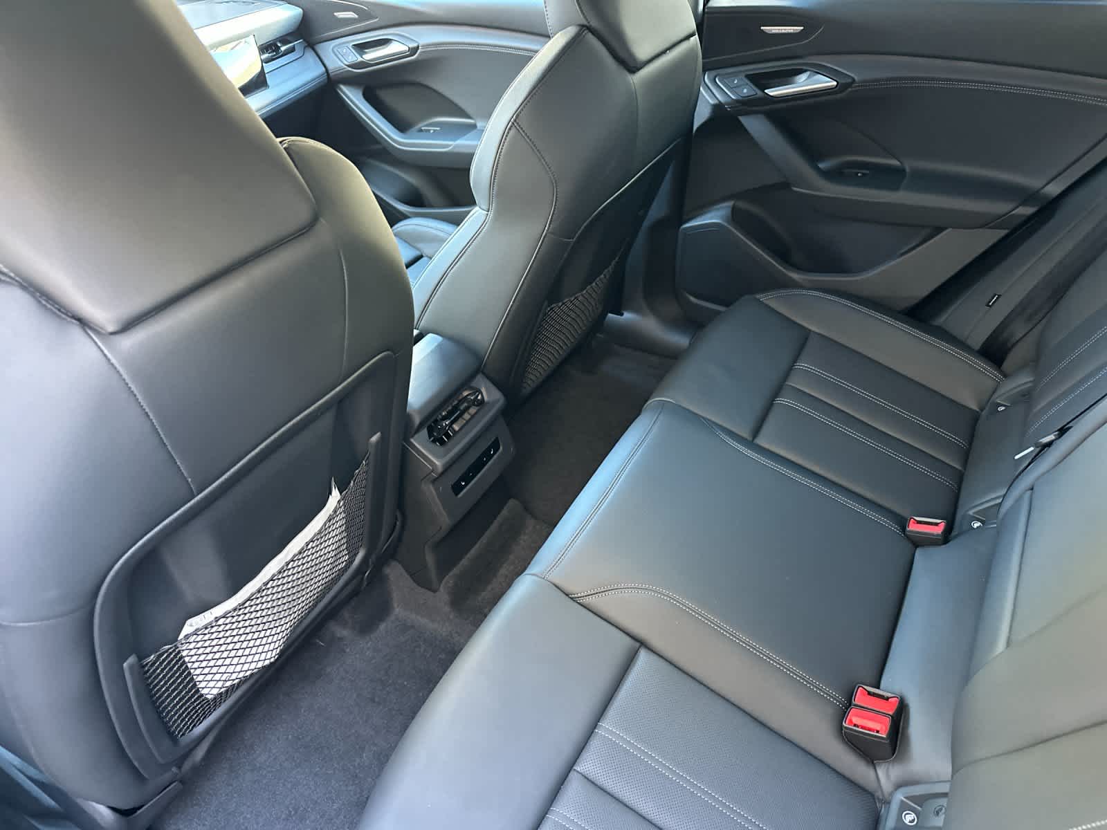 Thumbnail: 2025 Audi Q6 e-tron - 4