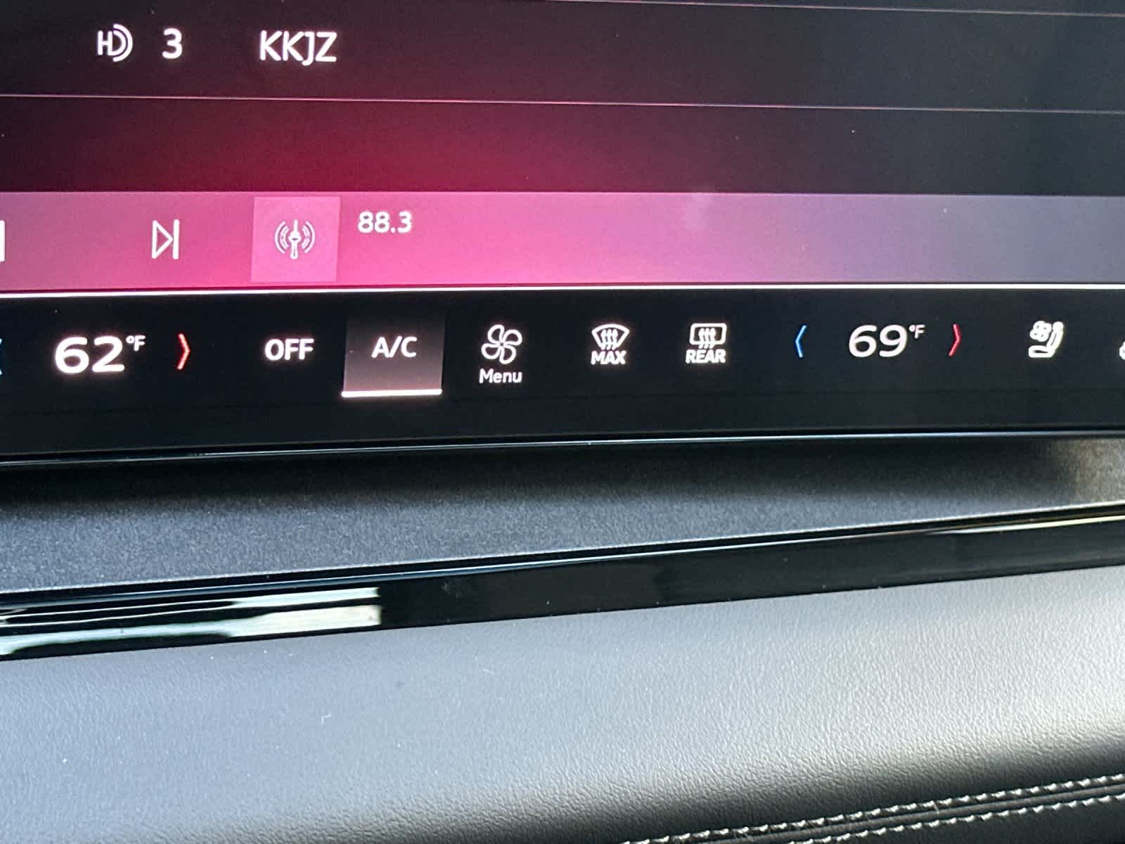 Thumbnail: 2025 Audi Q6 e-tron - 21