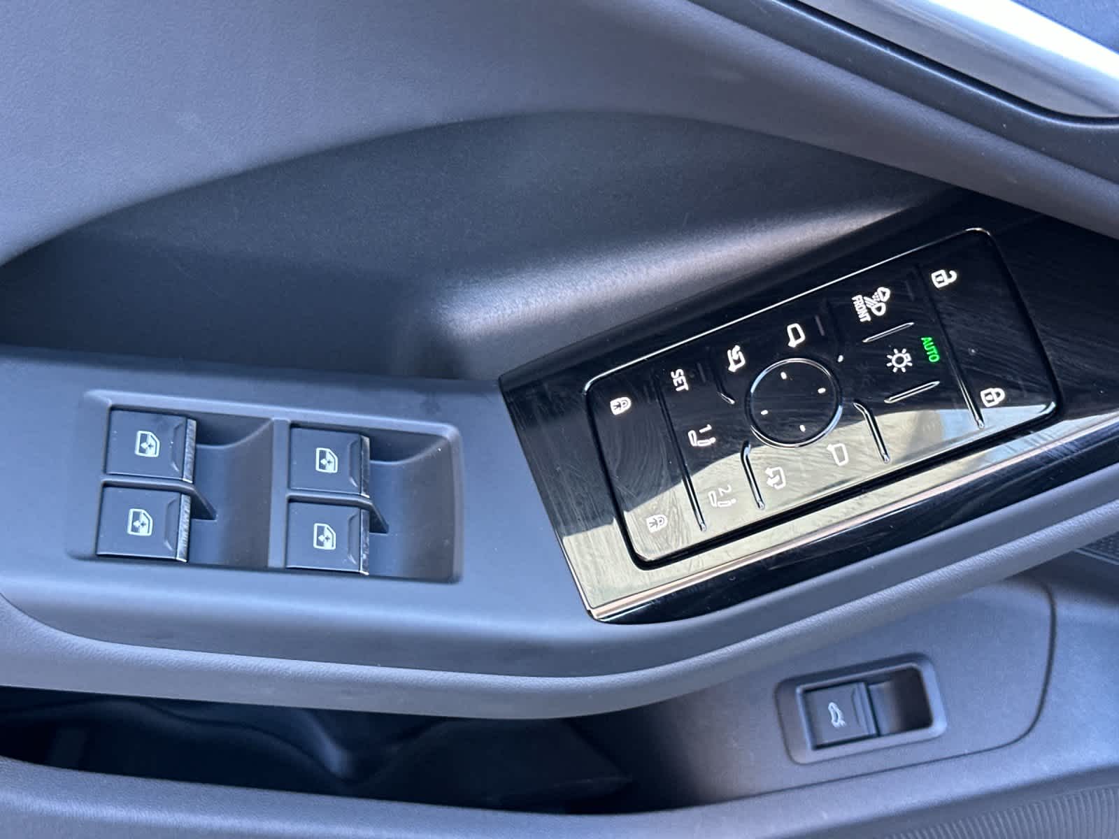 Thumbnail: 2025 Audi Q6 e-tron - 13