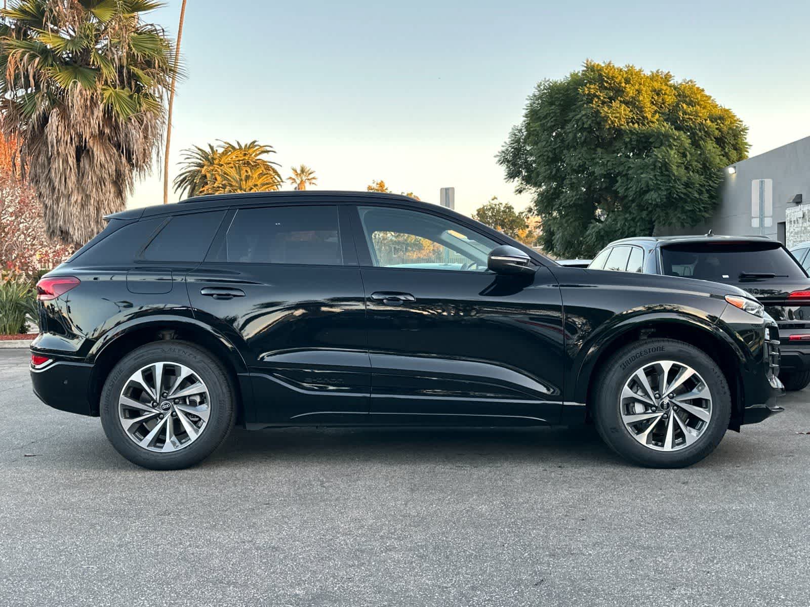 Thumbnail: 2025 Audi Q6 e-tron - 6