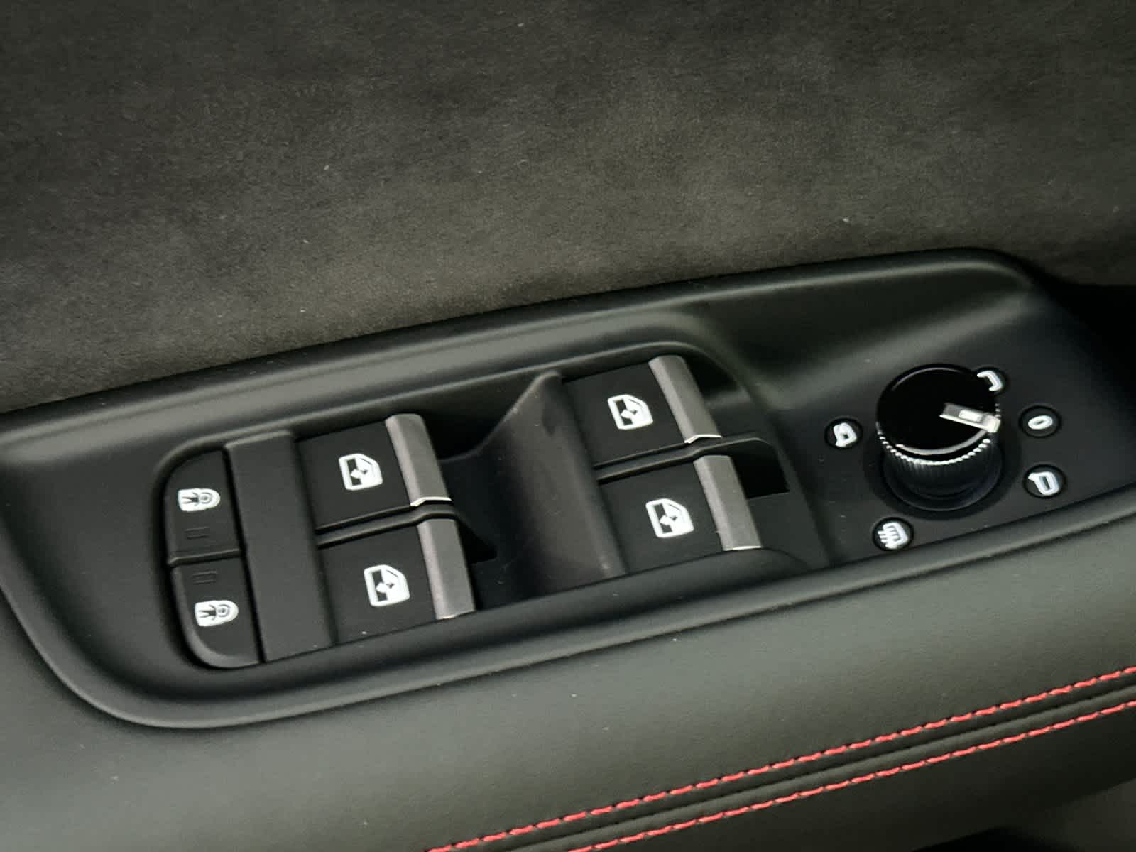 Thumbnail: 2025 Audi RS Q8 - 13