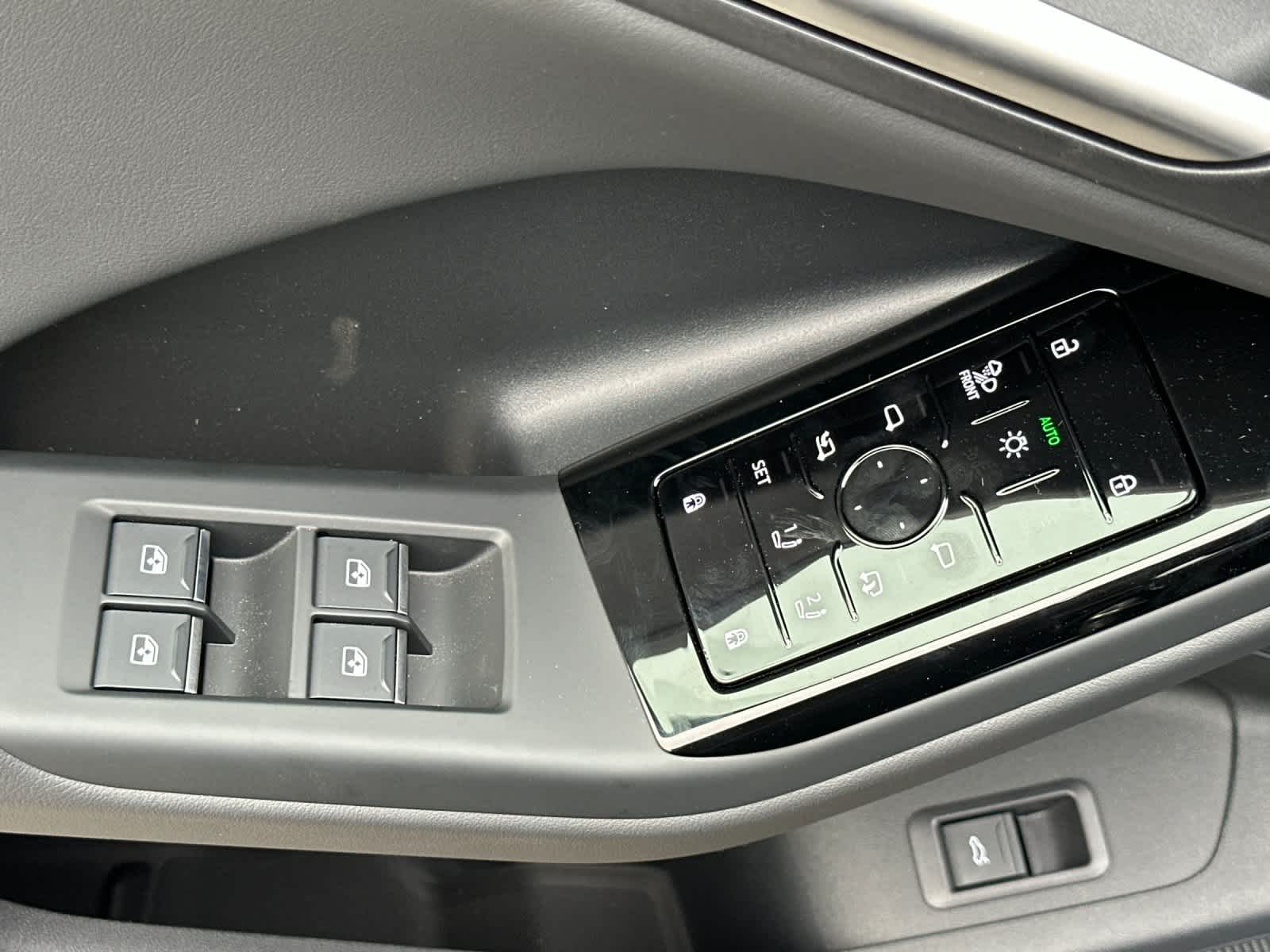 Thumbnail: 2025 Audi Q6 e-tron - 13