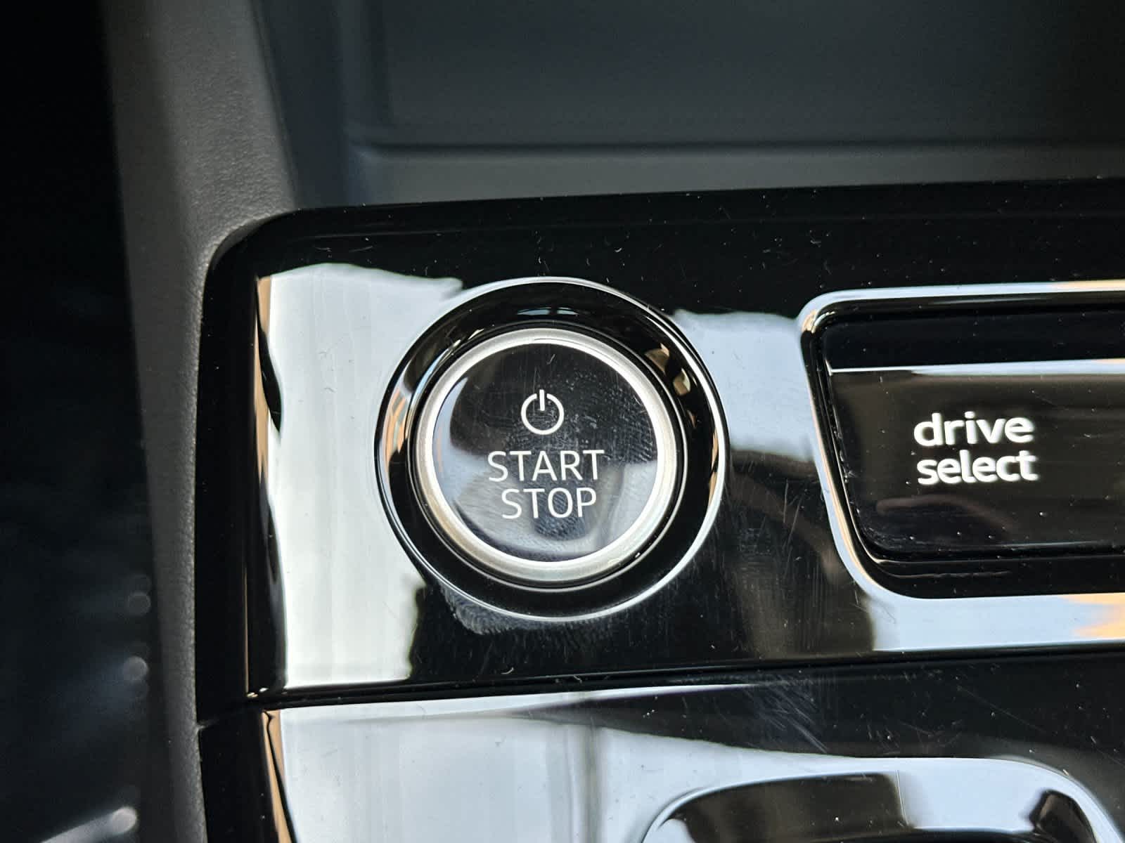 Thumbnail: 2025 Audi Q6 e-tron - 23