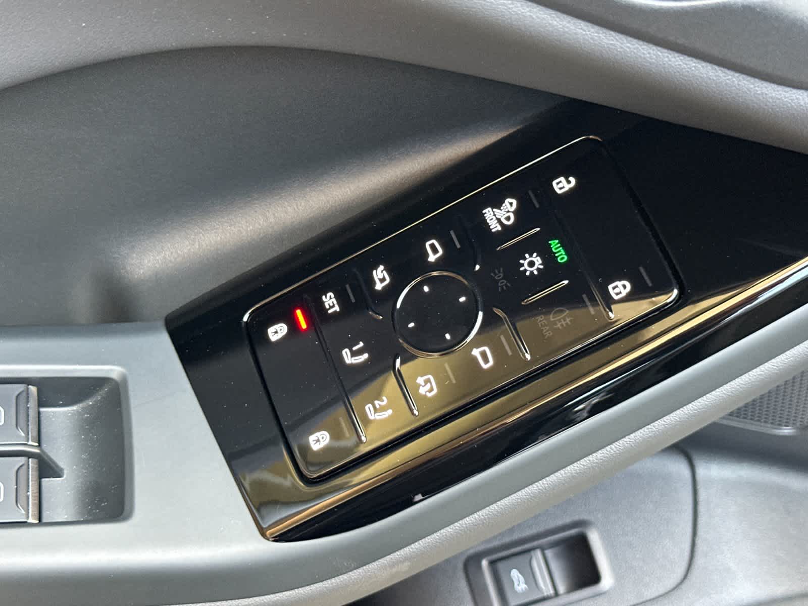 Thumbnail: 2025 Audi Q6 e-tron - 13