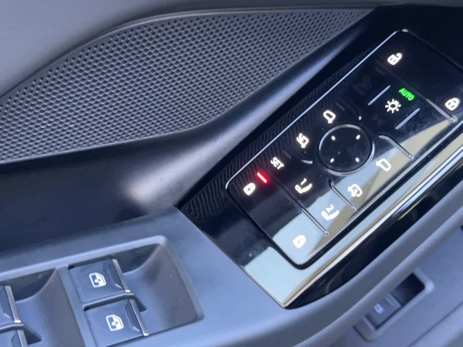 Thumbnail: 2025 Audi e-tron - 13