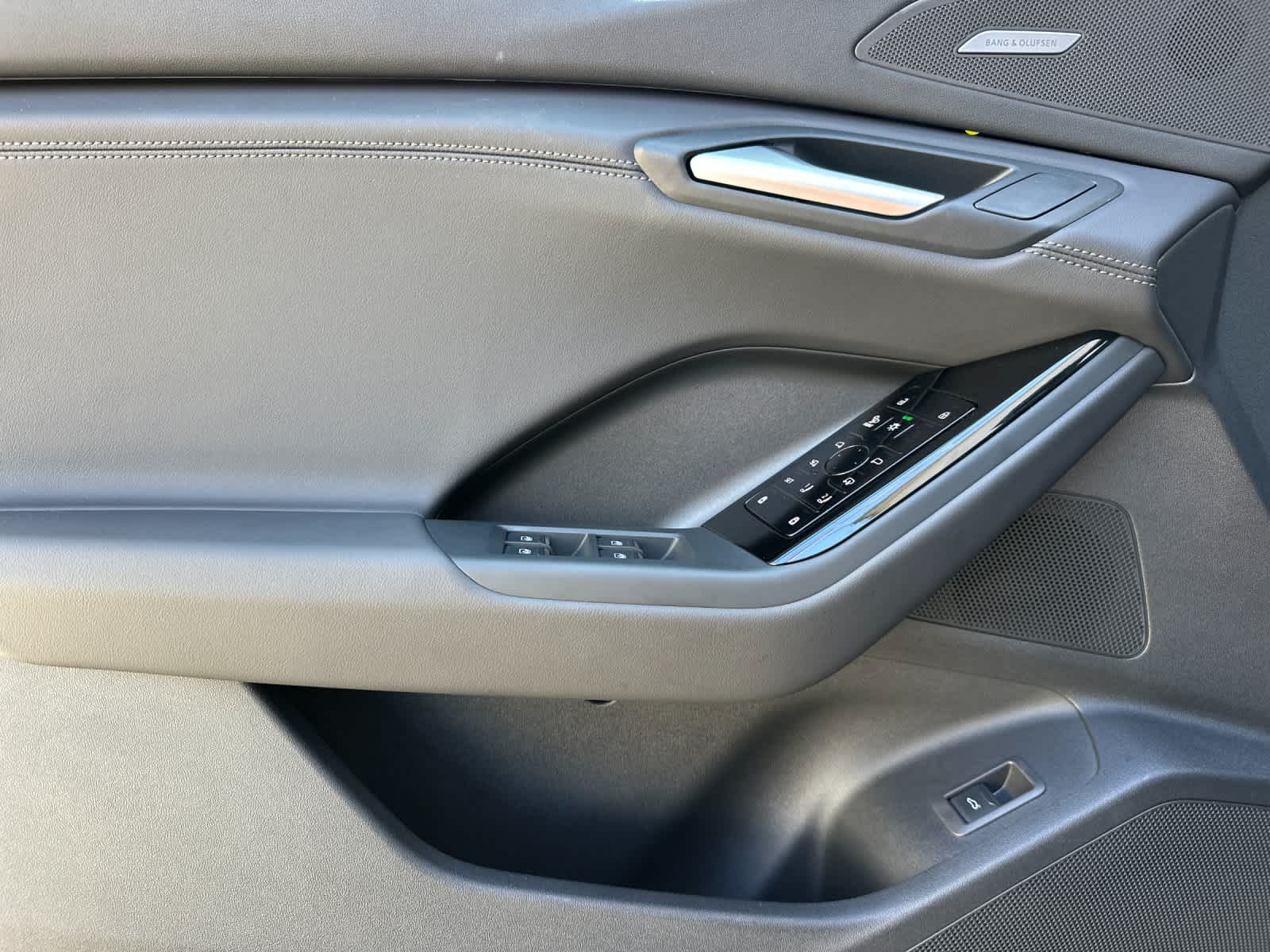 Thumbnail: 2025 Audi Q6 e-tron - 12