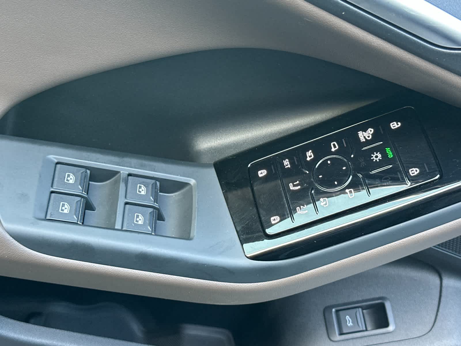 Thumbnail: 2025 Audi Q6 e-tron - 13