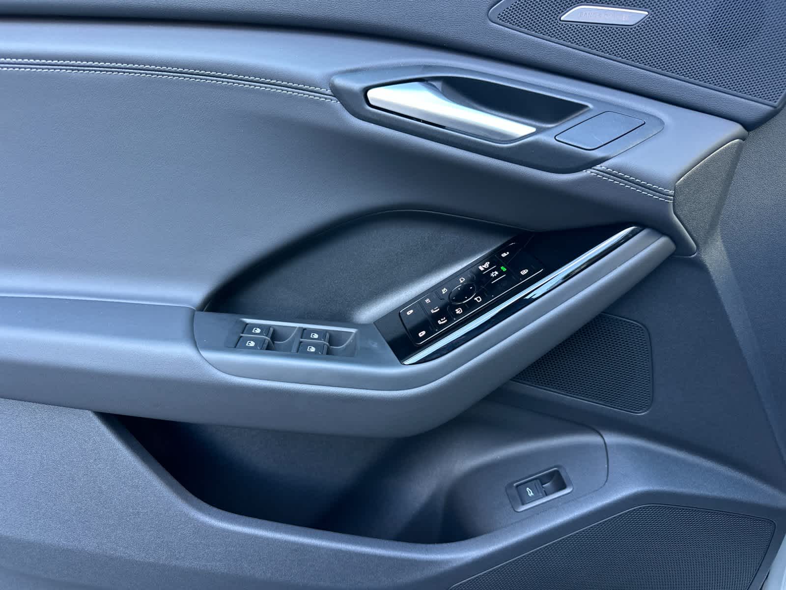 Thumbnail: 2025 Audi Q6 e-tron - 12