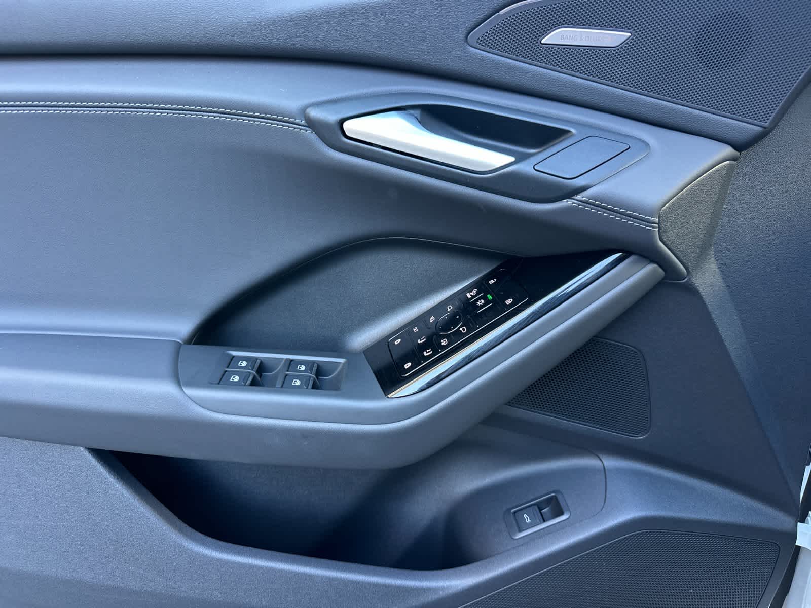 Thumbnail: 2025 Audi Q6 e-tron - 12