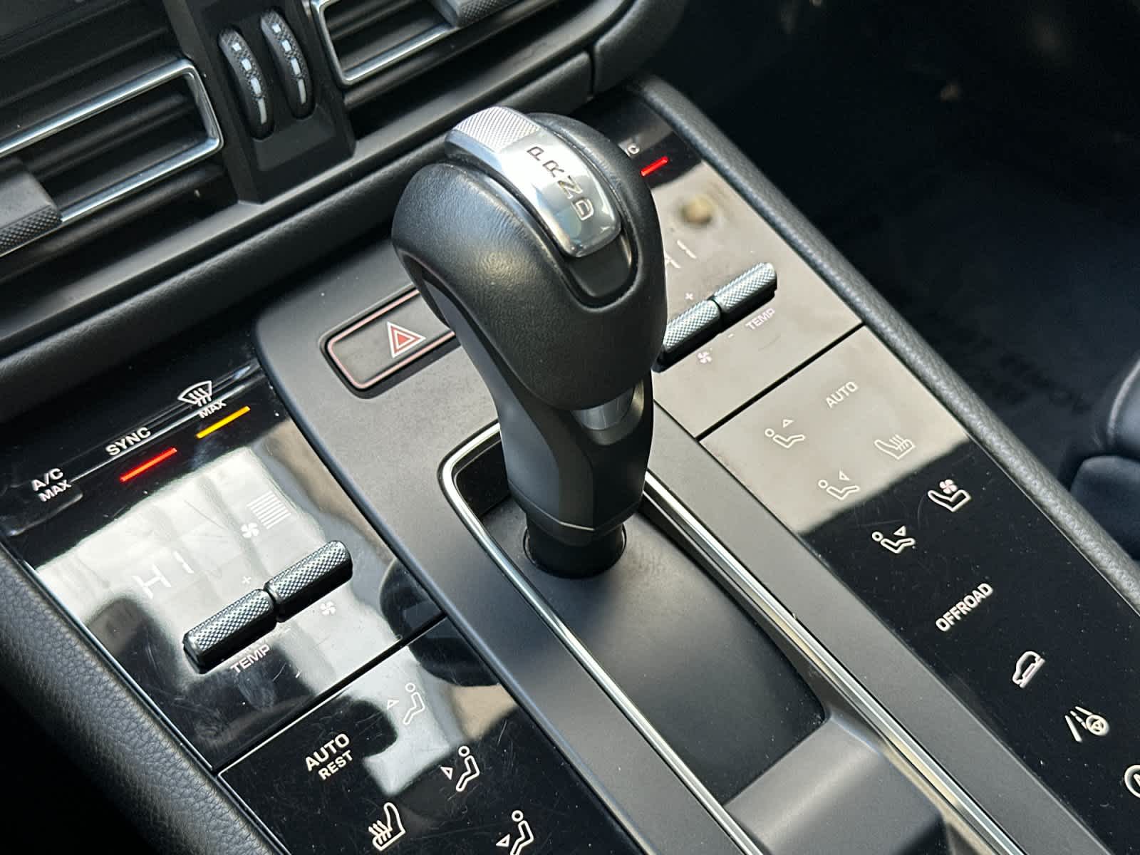 Thumbnail: 2022 Porsche Macan - 22