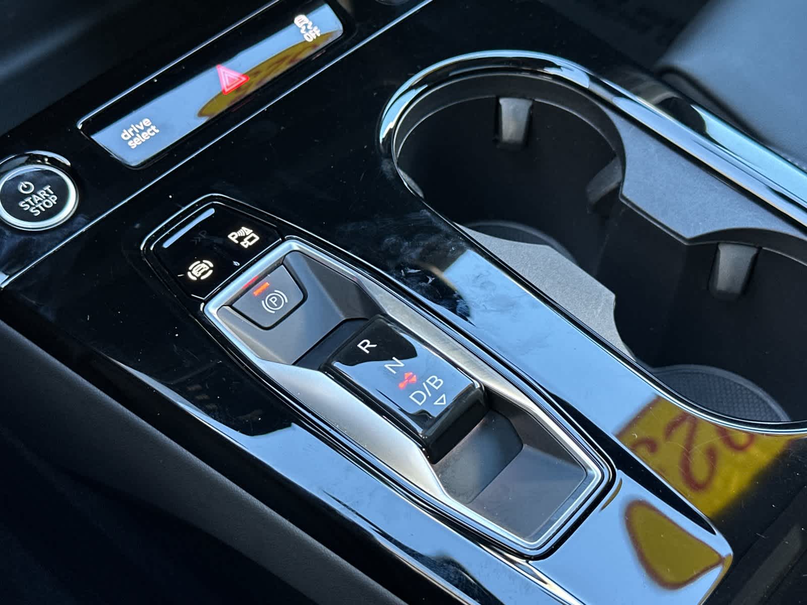 Thumbnail: 2025 Audi Q6 e-tron - 21