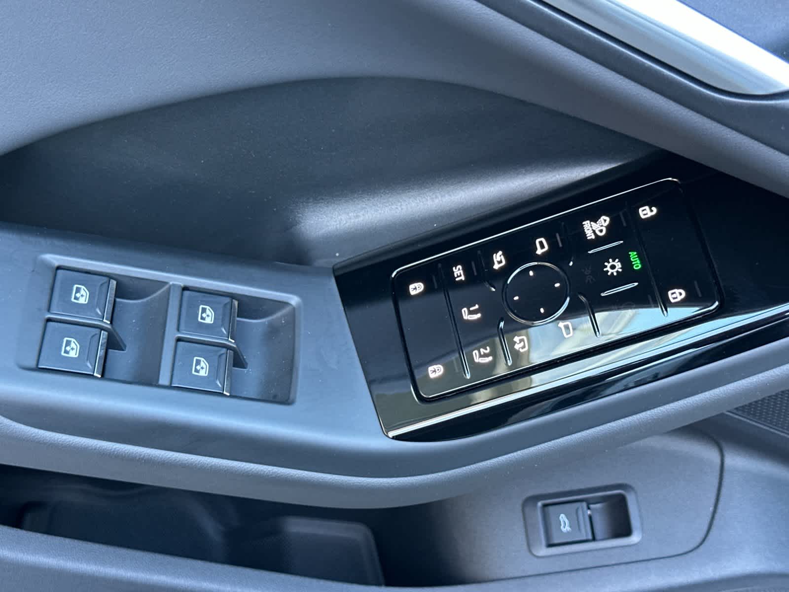 Thumbnail: 2025 Audi Q6 e-tron - 13