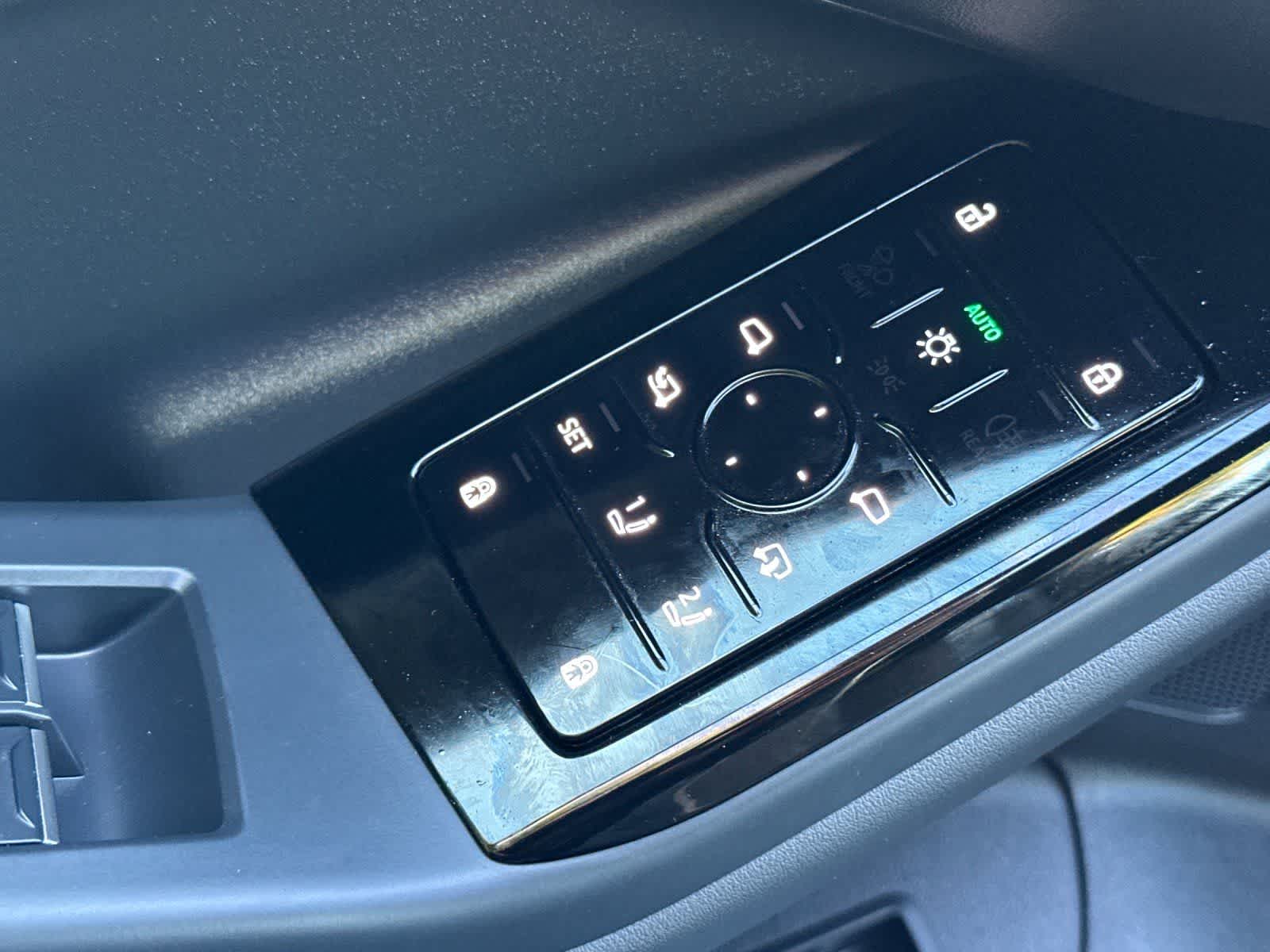 Thumbnail: 2025 Audi Q6 e-tron - 13